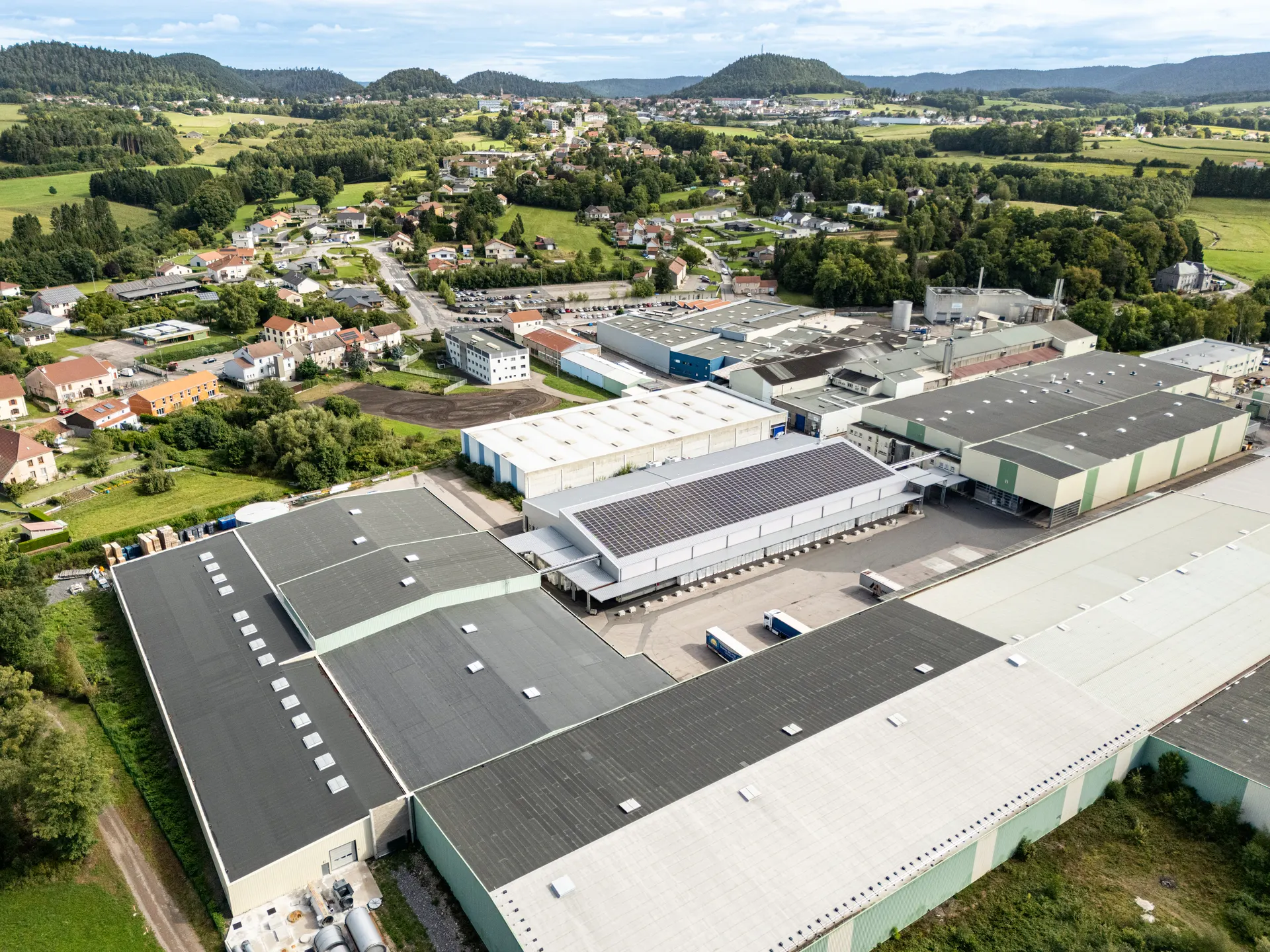 Vue aérienne du site industriel BB Distribe dans les Vosges