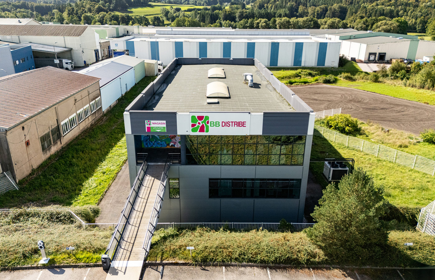 Le bâtiment BB Distribe à Laval-sur-Vologne